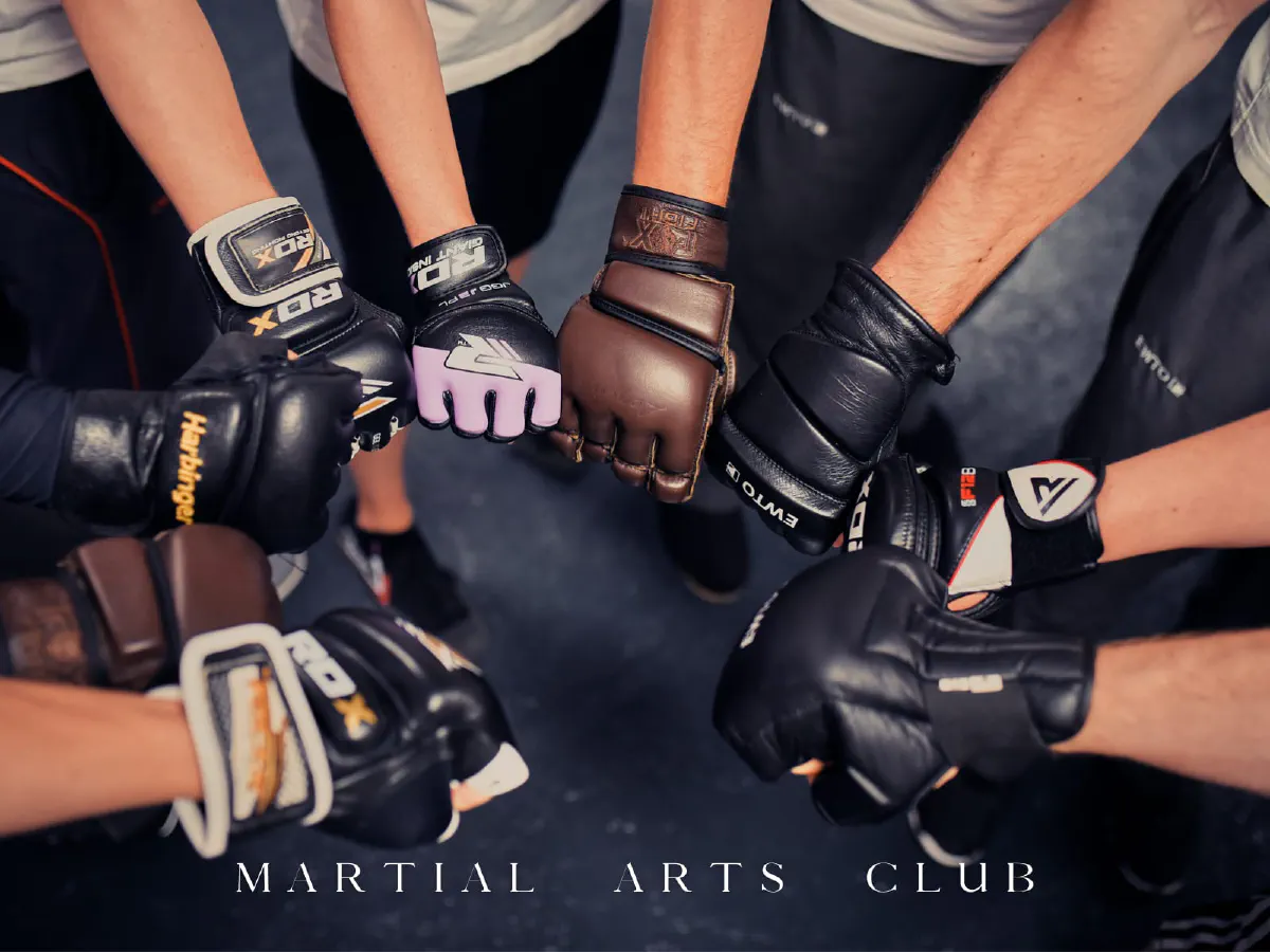 Viele Hände in MMA-Handschuhen treffen sich in der Mitte, Martial Arts Club