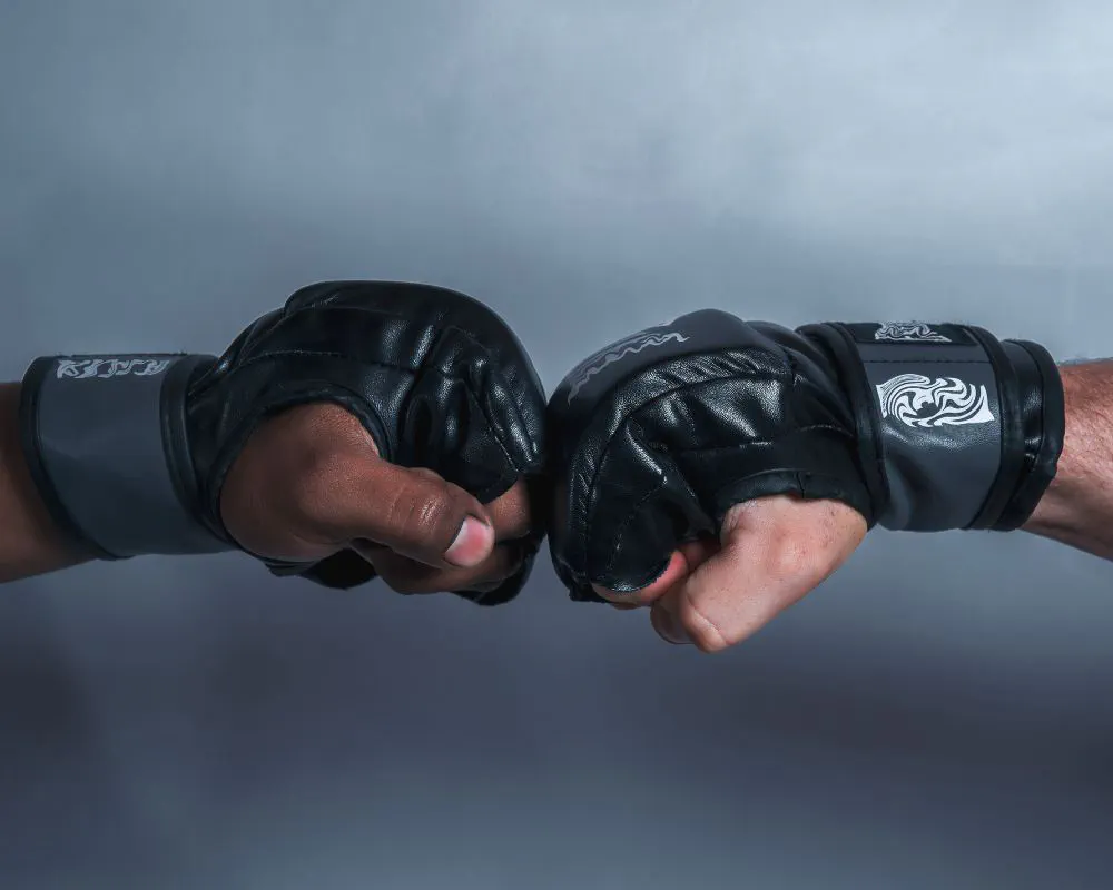 Zwei Hände in MMA-Handschuhen stoßen die Fäuste aneinander